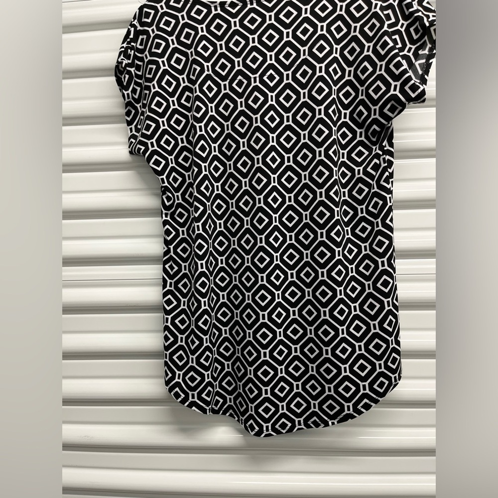 Susan Graver Geometric Black and White Women's Top Size XS - Picture 4 of 4